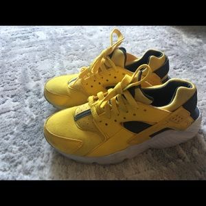 Nike hurache - yellow size 6women 4.5 youth